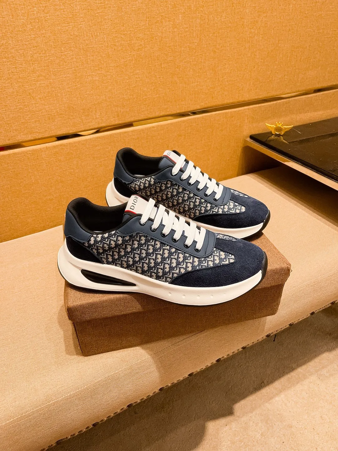 Men's shoes💰 440💰🔥 [Dior] Men's high-end brand of shoes official website 1:1 latest masterpiece: the upper is made of imported first-layer cowhide from Italy, comfortable and breathable lining ➕original non-slip and wear-resistant outsole🔥, making walking more convenient and comfortable! An exclusive new model, a stunning work, a beautiful 1:1 replica [color] compared to the official quality! Create a fashionable personality to set off your uniqueness! A must-have for trendy men! Classic 🔥Size: 39-44 Color: 🔥Multiple colors available